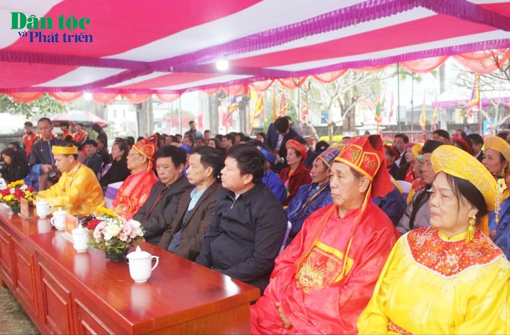 Các đại biểu và đông đảo người dân, du khách tham gia Lễ hội