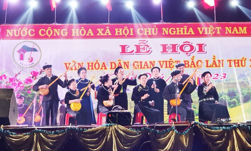 Tiết mục biểu diễn đàn tính, hát then tại Chợ tình Ea Tam