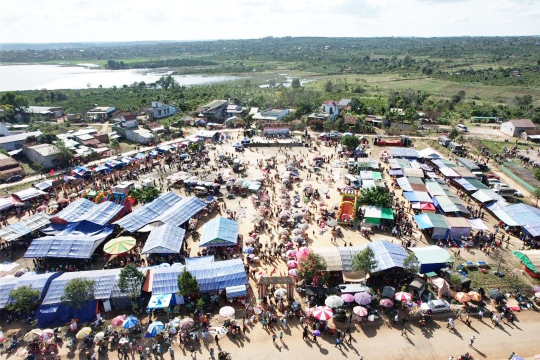 Toàn cảnh Chợ tình Ea Tam
