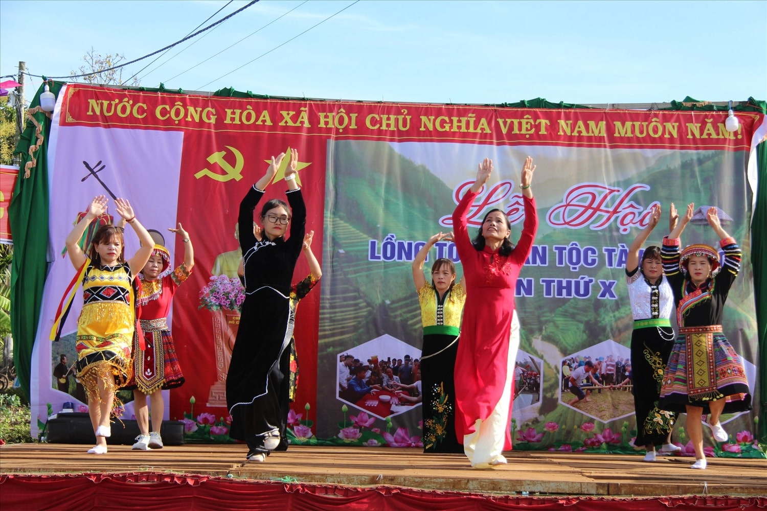 Tiết mục văn nghệ biểu diễn tại Lễ hội