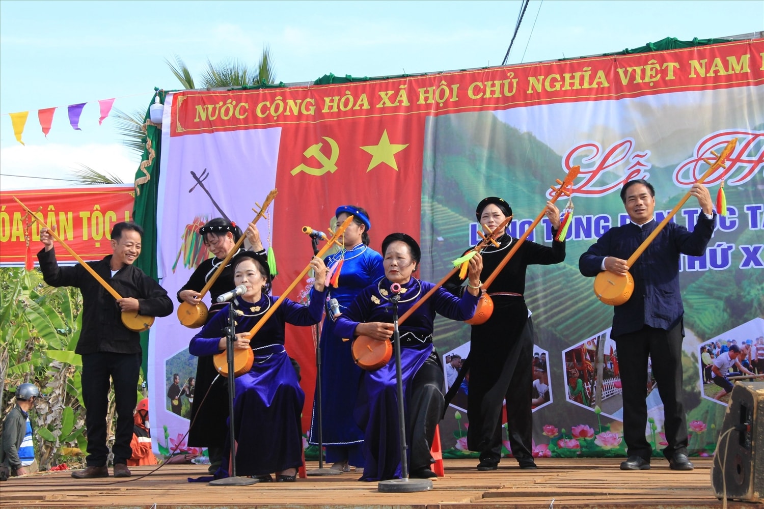 Các nghệ nhân dân gian biểu diễn đàn tính, hát then-một nét văn hóa đặc trưng của người Tày, Nùng