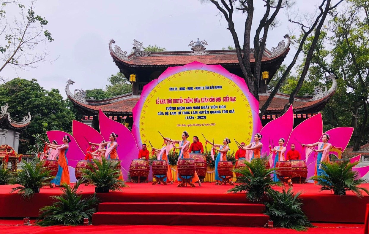 Màn trống hội của nghệ sĩ, diễn viên Nhà hát Chèo Hải Dương Màn trống hội của nghệ sĩ, diễn viên Nhà hát Chèo Hải Dương