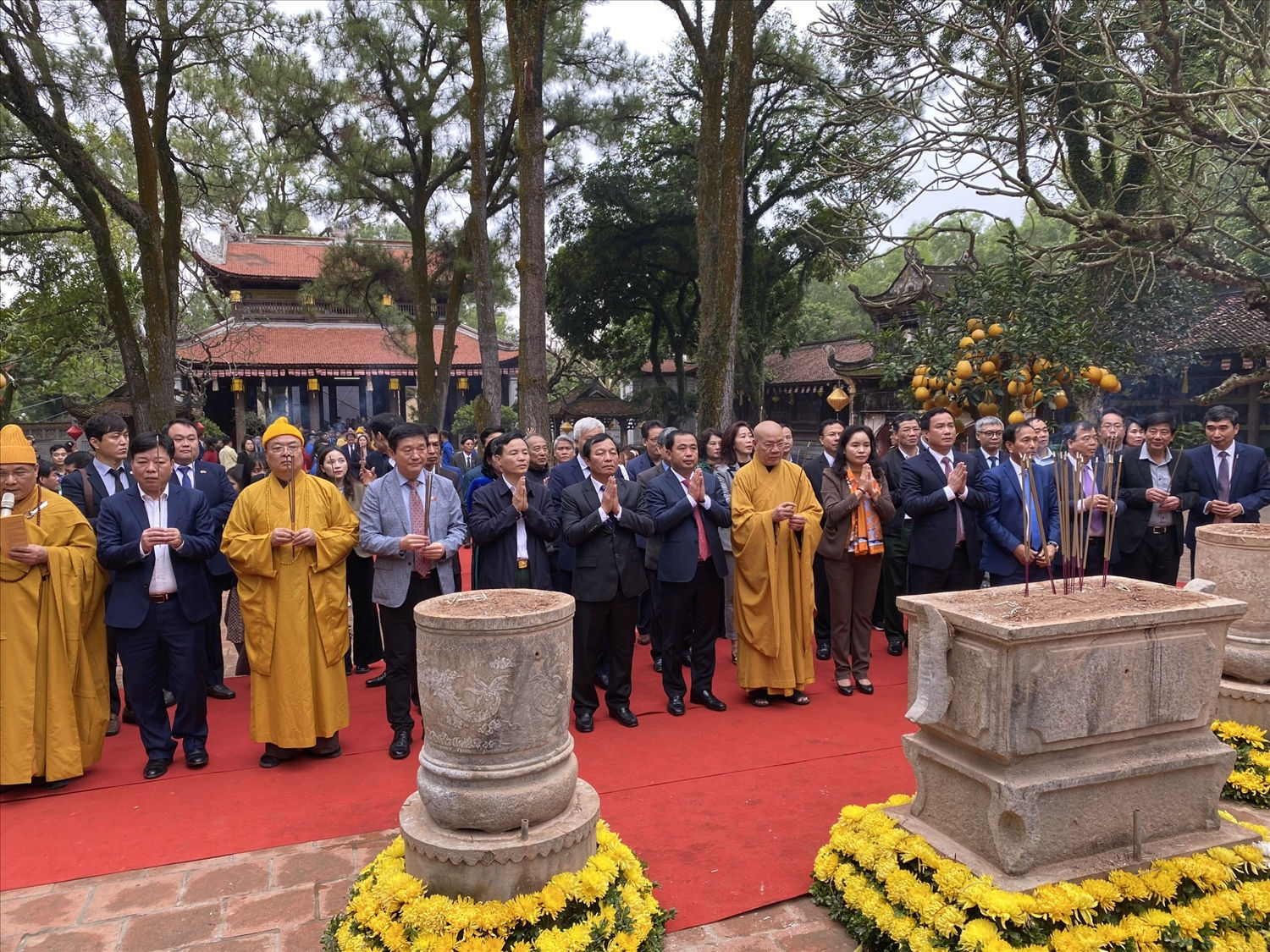 Các đại biểu dâng hương tại Các đại biểu dâng hương tại Khu di tích Côn Sơn - Kiếp Bạc