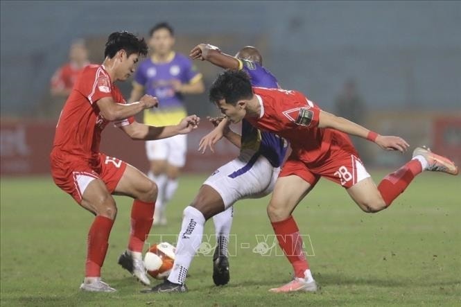 Pha tranh cướp bóng của cầu thủ Nhâm Mạnh Dũng (số 23, Viettel) và cầu thủ Almeida (số 77, Hà Nội). Ảnh: Minh Quyết/TTXVN Pha tranh cướp bóng của cầu thủ Nhâm Mạnh Dũng (số 23, Viettel) và cầu thủ Almeida (số 77, Hà Nội). Ảnh: Minh Quyết/TTXVN