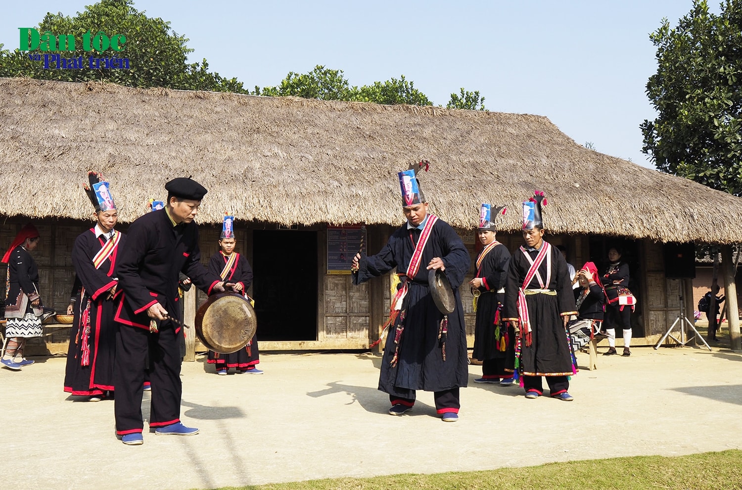 Trong Lễ cầu mùa năm mới của người Dao Tiền, người con trai thì nhảy múa để cầu mùa Một trong những nghi thức của Lễ cầu mùa