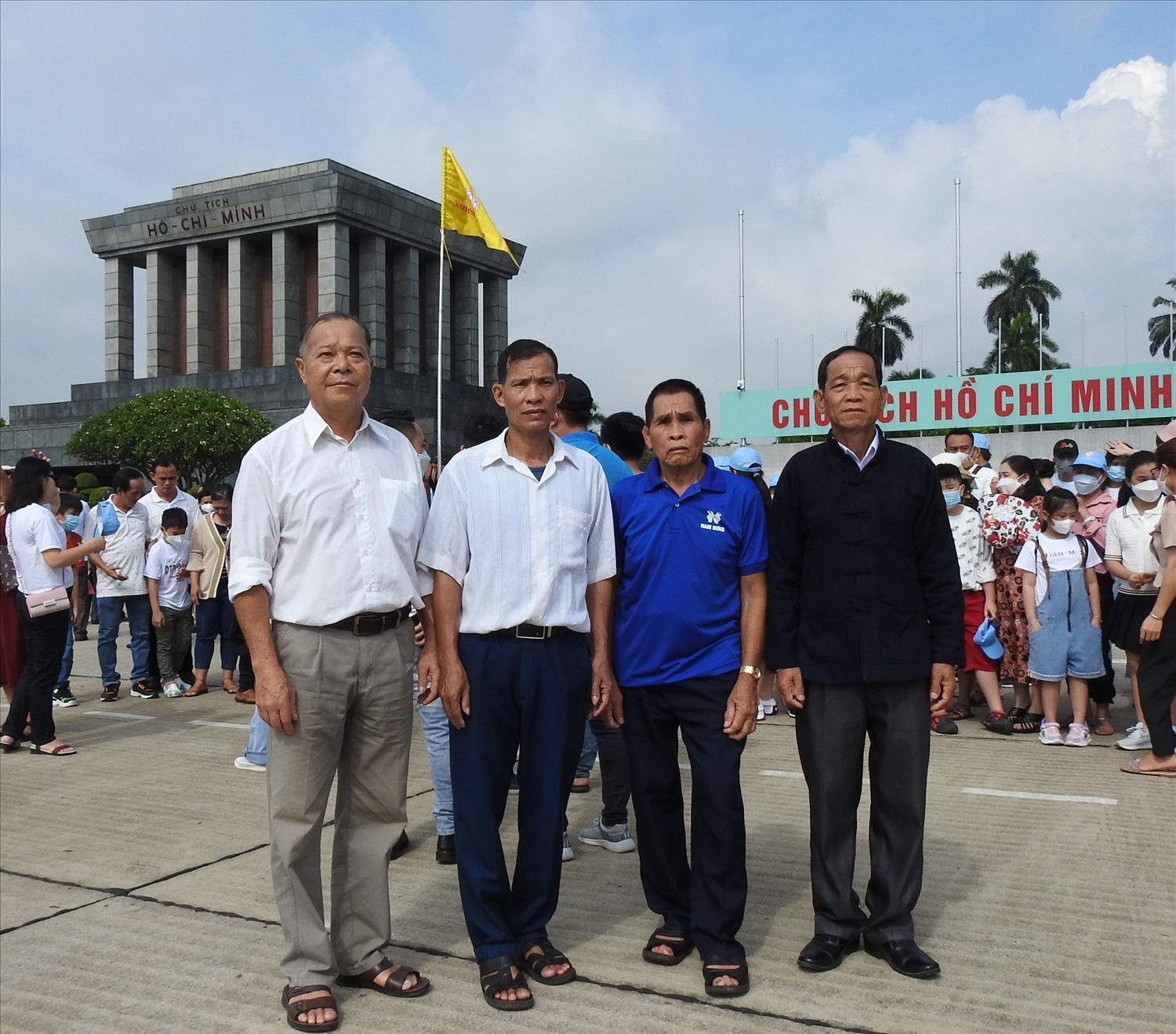 Người có uy tín Điêu Văn Khang (ngoài cùng bên trái) vinh dự được đại diện cho  gần 1000 Người có uy tín  tỉnh Yên Bái đi thăm quan, học tập, gặp mặt Lãnh đạo ủy ban Dân tộc tại Hà Nội năm 2022