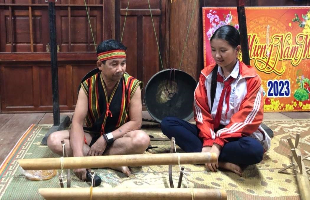 Thùy Trang về làng Đăk Mế, xã Pờ Y, huyện Ngọc Hồi để khảo sát và thực hiện dự án. Ảnh: N.S