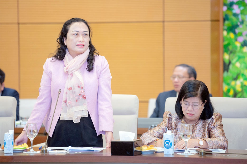 Phó Chủ tịch Hội đồng Dân tộc Trần Thị Hoa Ry phát biểu. Ảnh: Lâm Hiển
