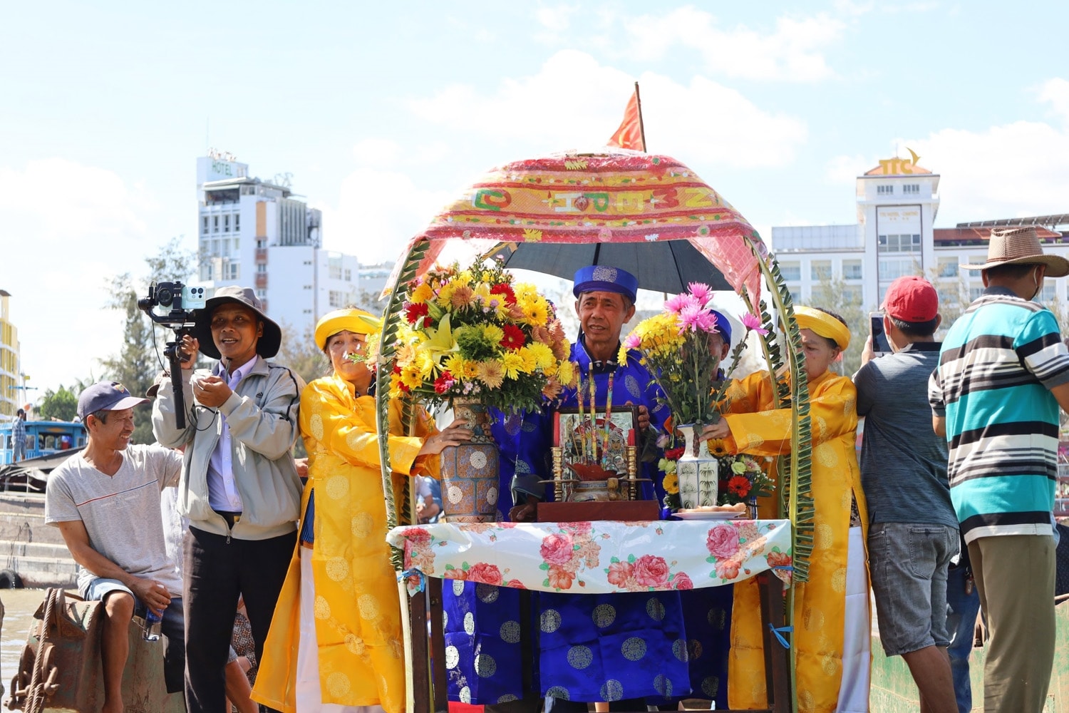 Các nghi lễ hạ thủy tàu tống ôn được Ban Quản trị Miếu Bà Xóm Chài chuẩn bị rất chu đáo