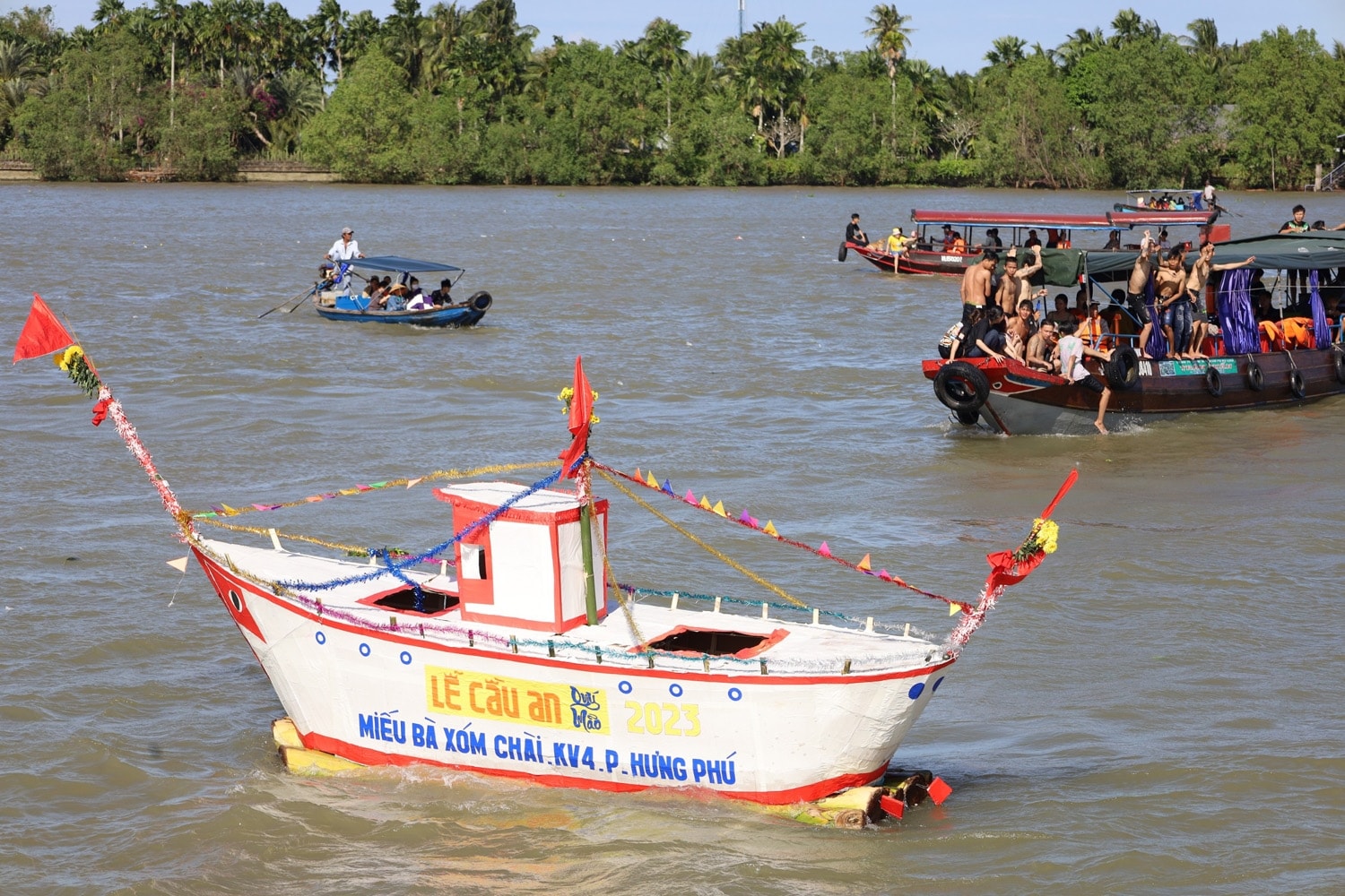 Tàu tống ôn được hạ thủy tại cửa sông Hậu