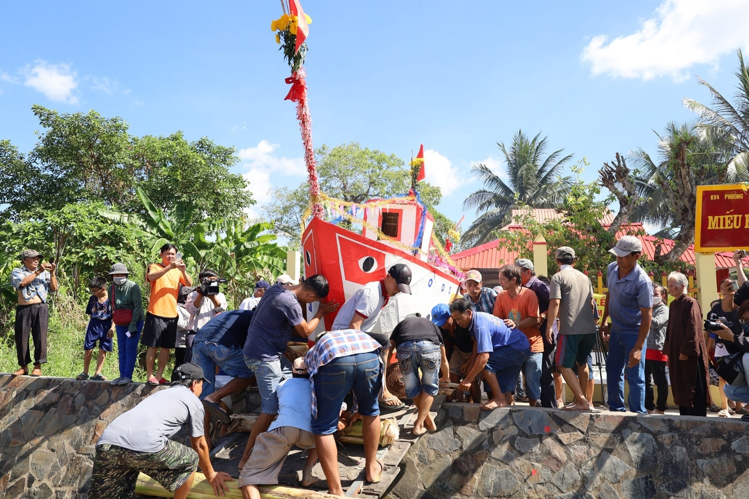 Người dân tham gia chuyển tàu tống ôn ra tàu lớn để mang ra cửa sông Hậu