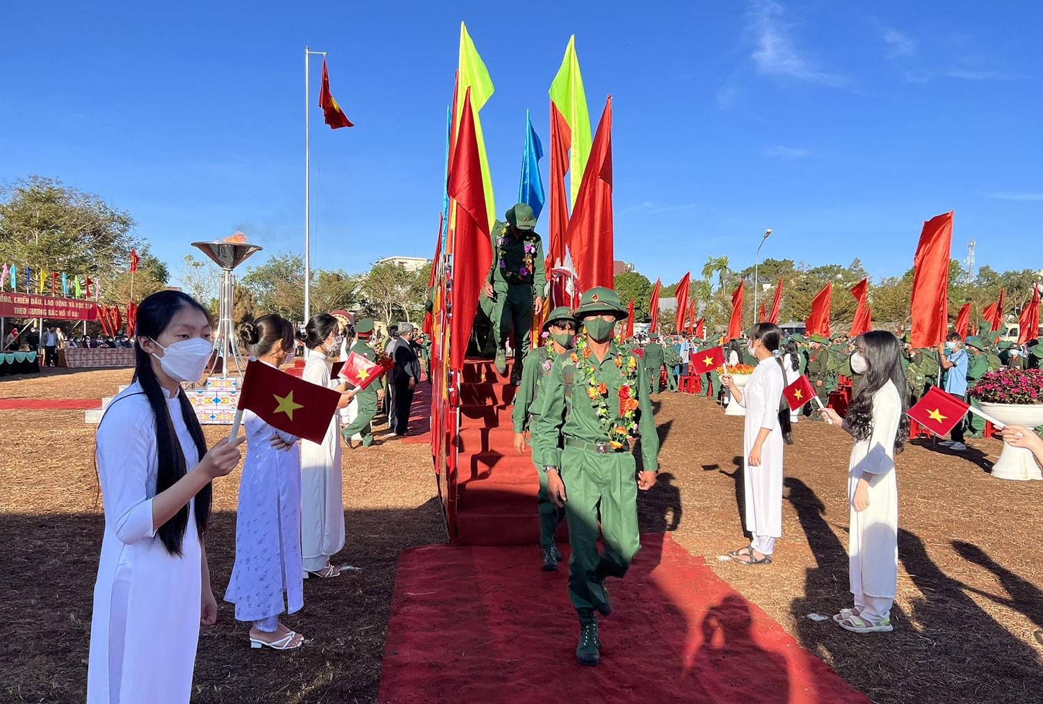 Tân binh bước lên bục vinh quang, hăng hái lên đường nhập ngũ