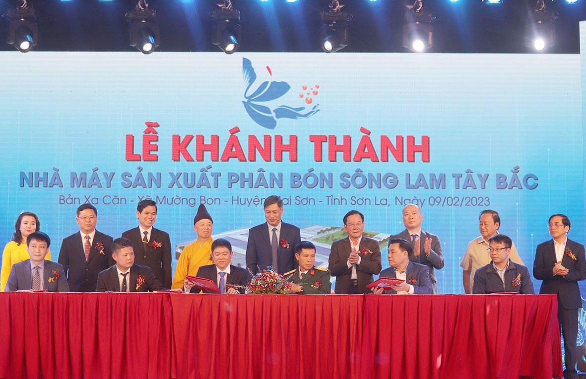 Nhà máy Phân bón Sông Lam Tây Bắc ký kết hợp đồng tiêu thụ sản phẩm với các đơn vị