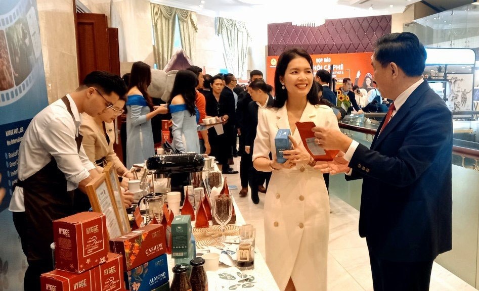 Các sản phẩm cà phê của Đăk Lăk được trưng bày, giới thiệu tại buổi Họp báo
