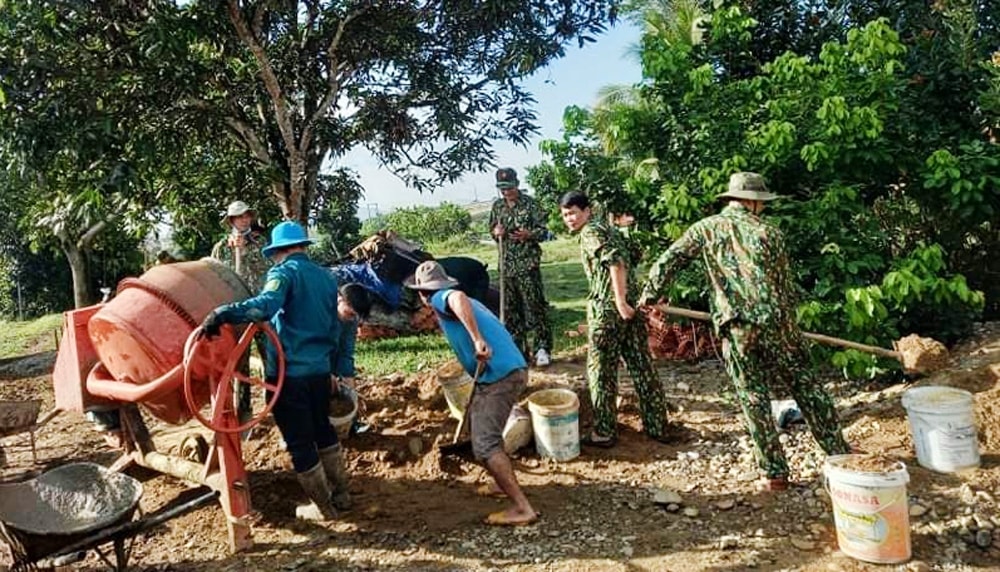Ban Chỉ huy Quân sự huyện Đạ Huoai làm đường giao thông nông thôn ở vùng đồng bào DTTS Ban Chỉ huy Quân sự huyện Đạ Huoai làm đường giao thông nông thôn ở vùng đồng bào DTTS