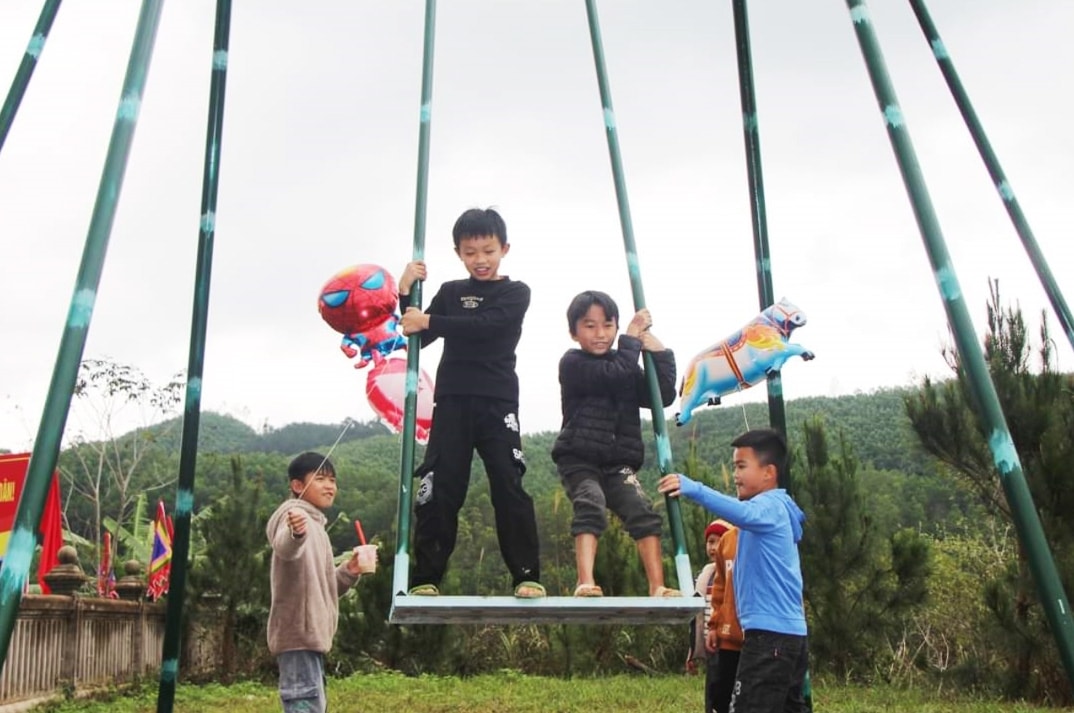 Nhiều trò chơi dân gian thu hút người dân và du khách