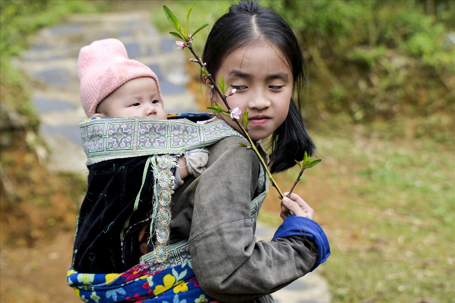 Mùa Xuân Tây Bắc không chỉ đẹp bởi trăm hoa khoe sắc mà còn tinh khôi trong ánh mắt trẻ thơ. 