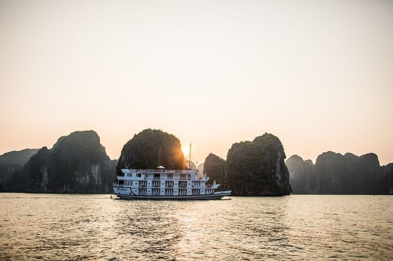 Bình minh trên vịnh Hạ Long. (Ảnh: Tổng cục Du lịch) Bình minh trên vịnh Hạ Long. (Ảnh: Tổng cục Du lịch)