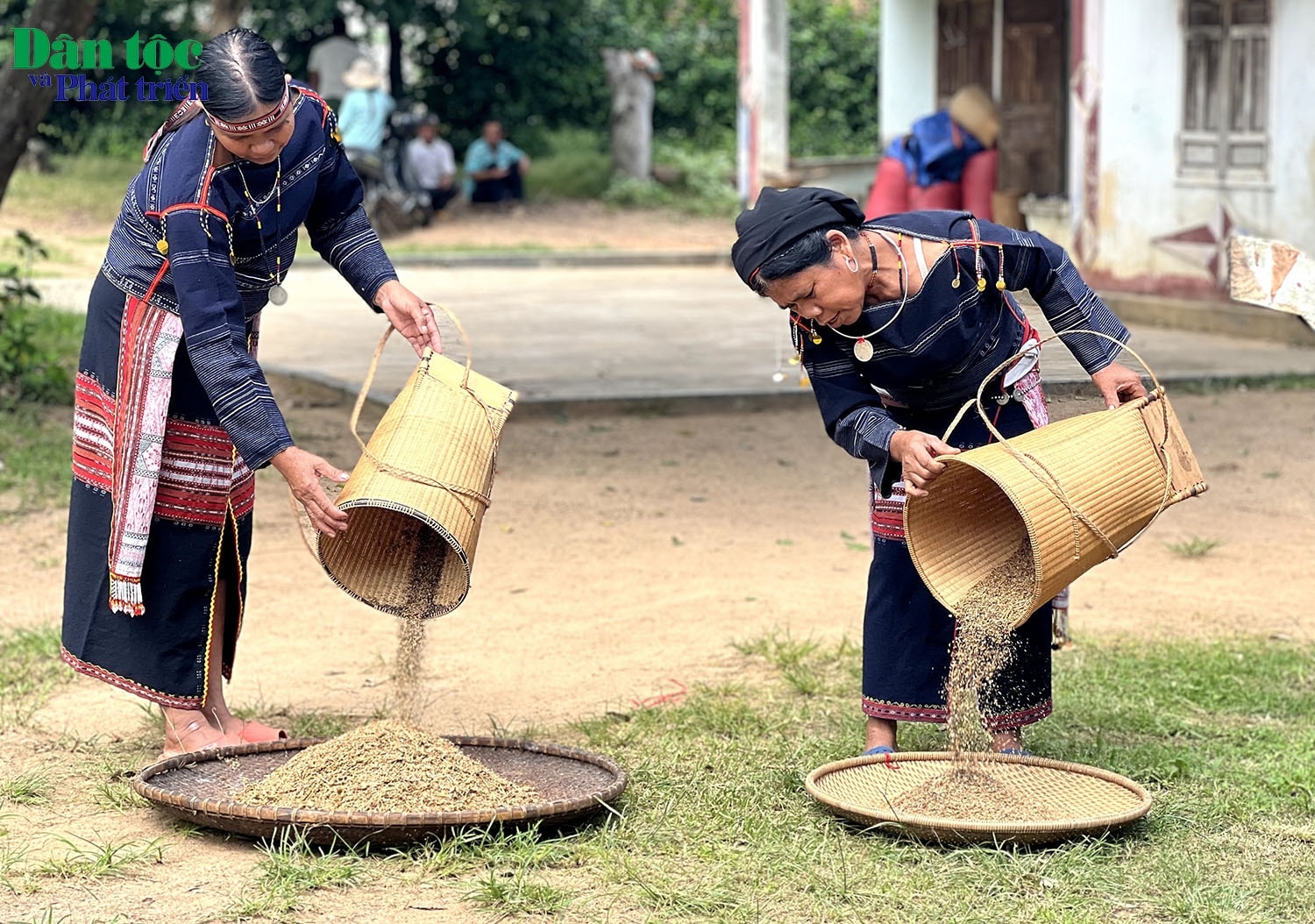 Một trong những nguyên liệu làm ra rượu ghè là những loại hạt gắn liền với đời sống của các dân tộc Tây Nguyên, như nếp than, gạo tẻ, bo bo, kê. Sau khi mang từ kho ra, những người phụ nữ sẽ sàng lọc lại để cho sạch sẽ trước khi giã gạo