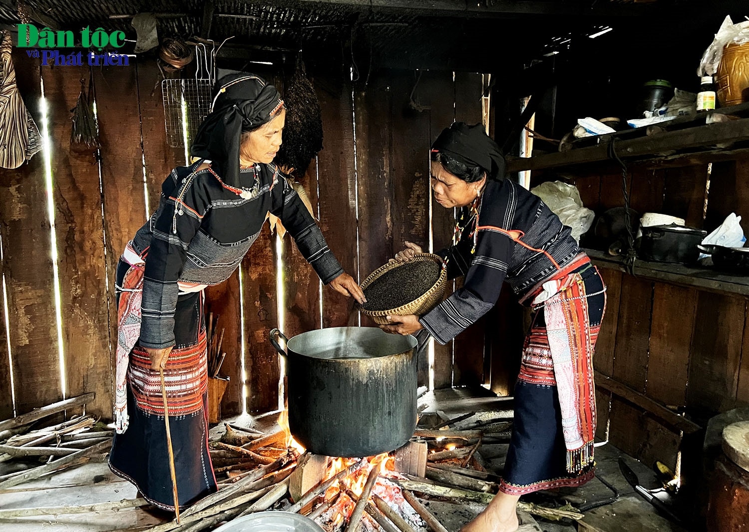 Sau khi đun nước sôi, sẽ đổ nguyên liệu đã được sàng, giã vào nấu chín, sau đó để nguội