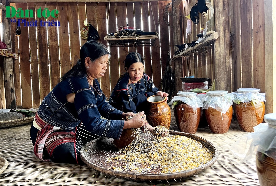 Khi các loại hạt đã nguội sẽ được trộn với bánh men được ủ sẵn trước đó một tháng và bỏ vào ghè rượu để ủ