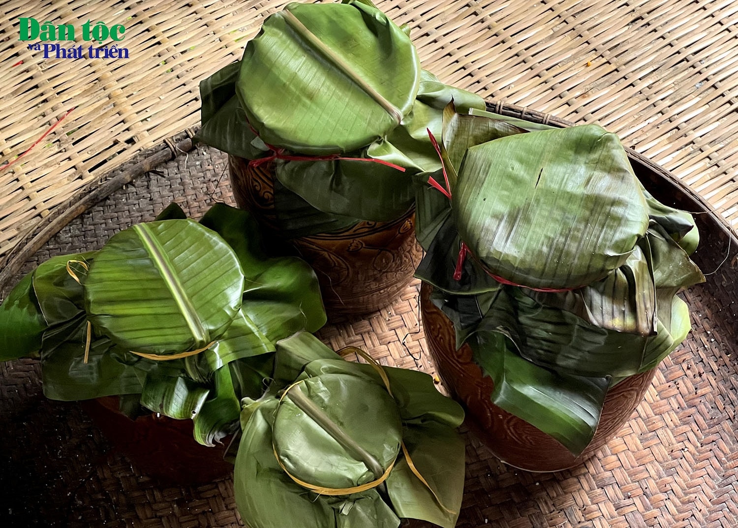 Trên những ghè rượu là nhiều lớp lá chuối để giúp rượu lên men thơm ngon, chuẩn vị