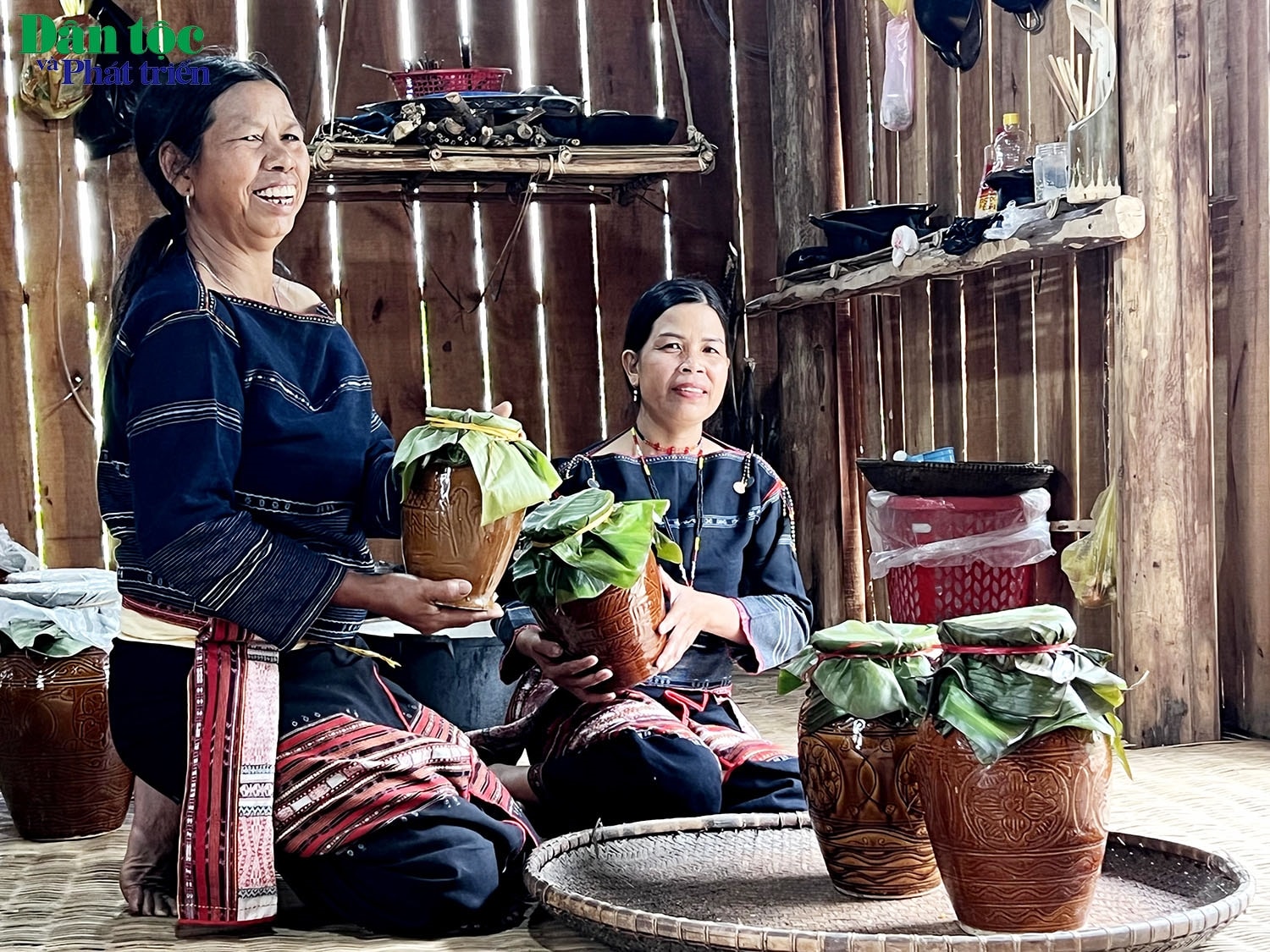 Những ghè rượu thơm đã được hoàn thành từ chính đôi bàn tay của phụ nữ trong làng