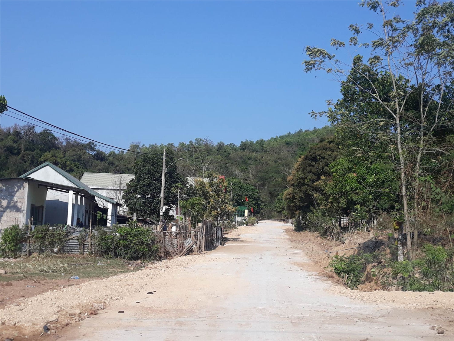 Được đầu tư từ nguồn vốn chương trình MTQG, tuyến đường liên bản Ka Tăng- Khe Đá đã được đổ bê tông phẳng lỳ