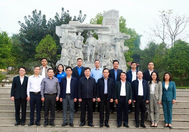 Phó Thủ tướng cùng Đoàn công tác chụp ảnh lưu niệm tại Khu di tích lịch sử Thanh niên xung phong Nà Tu. (Ảnh: VGP/Hải Minh)  6- 