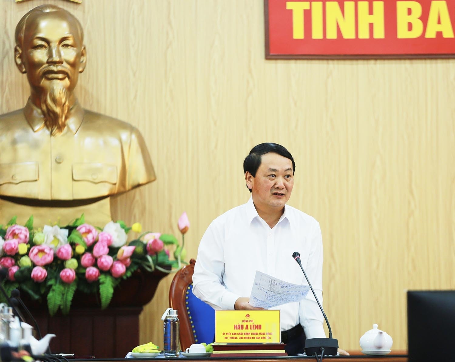 Ủy viên Ban Chấp hành Trung ương Đảng, Bộ trưởng, Chủ nhiệm Ủy ban Dân tộc Hầu A lềnh phát biểu tại Hội nghị