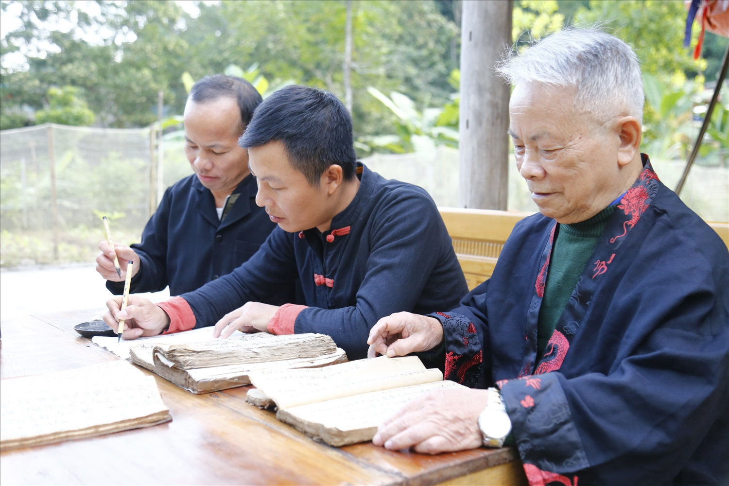 Thầy Bàn Văn Minh, thôn Minh Lợi, xã Trung Minh (huyện Yên Sơn) (ngoài cùng bên phải) dạy chữ Nôm Dao cho các học trò. Thầy Bàn Văn Minh, thôn Minh Lợi, xã Trung Minh (huyện Yên Sơn) (ngoài cùng bên phải) dạy chữ Nôm Dao cho các học trò.