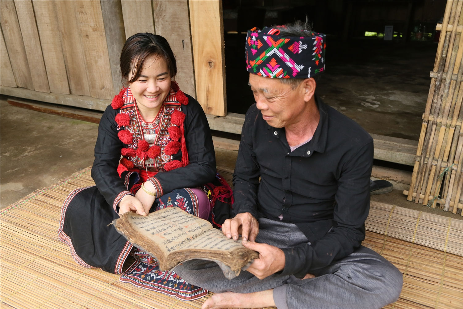 Ông La Thừa Vinh, thôn Lũng Pi Át, xã Thổ Bình (huyện Lâm Bình) dạy chữ cho học trò. Ông La Thừa Vinh, thôn Lũng Pi Át, xã Thổ Bình (huyện Lâm Bình) dạy chữ cho học trò.