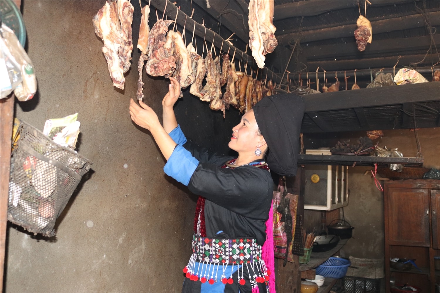 Ngày 25 tết, đồng bào sẽ mổ lợn cúng mời ông bà tổ tiên về ăn tết, còn lại họ sẽ xẻ ra cheo gác bếp để bảo quản được lâu hơn. Ảnh: Thùy Anh