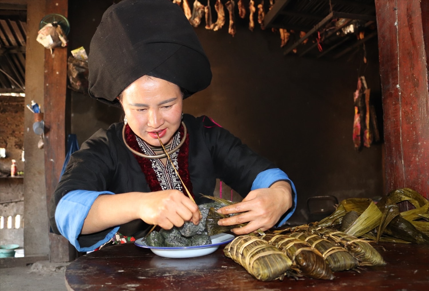 Bánh chưng đen của người Dao mang một hương vị rất riêng của núi rừng Tây Bắc. Ảnh: Thùy Anh