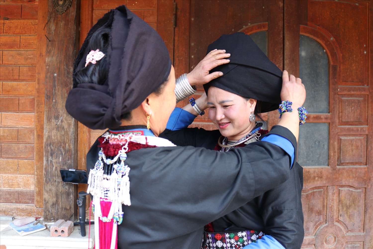 Những người phụ người Dao chuẩn bị những bộ trang phục mới và lộng lẫy nhất cho ngày tết. Ảnh: Thùy Anh