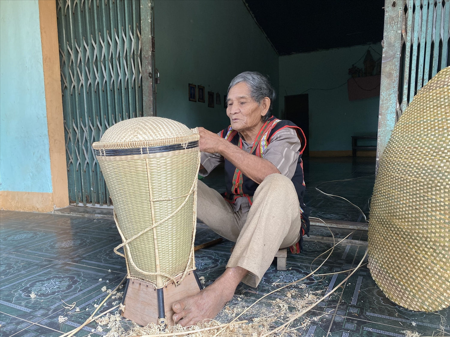 Già A Mơ miệt mài với những sản phẩm đan lát truyền thống