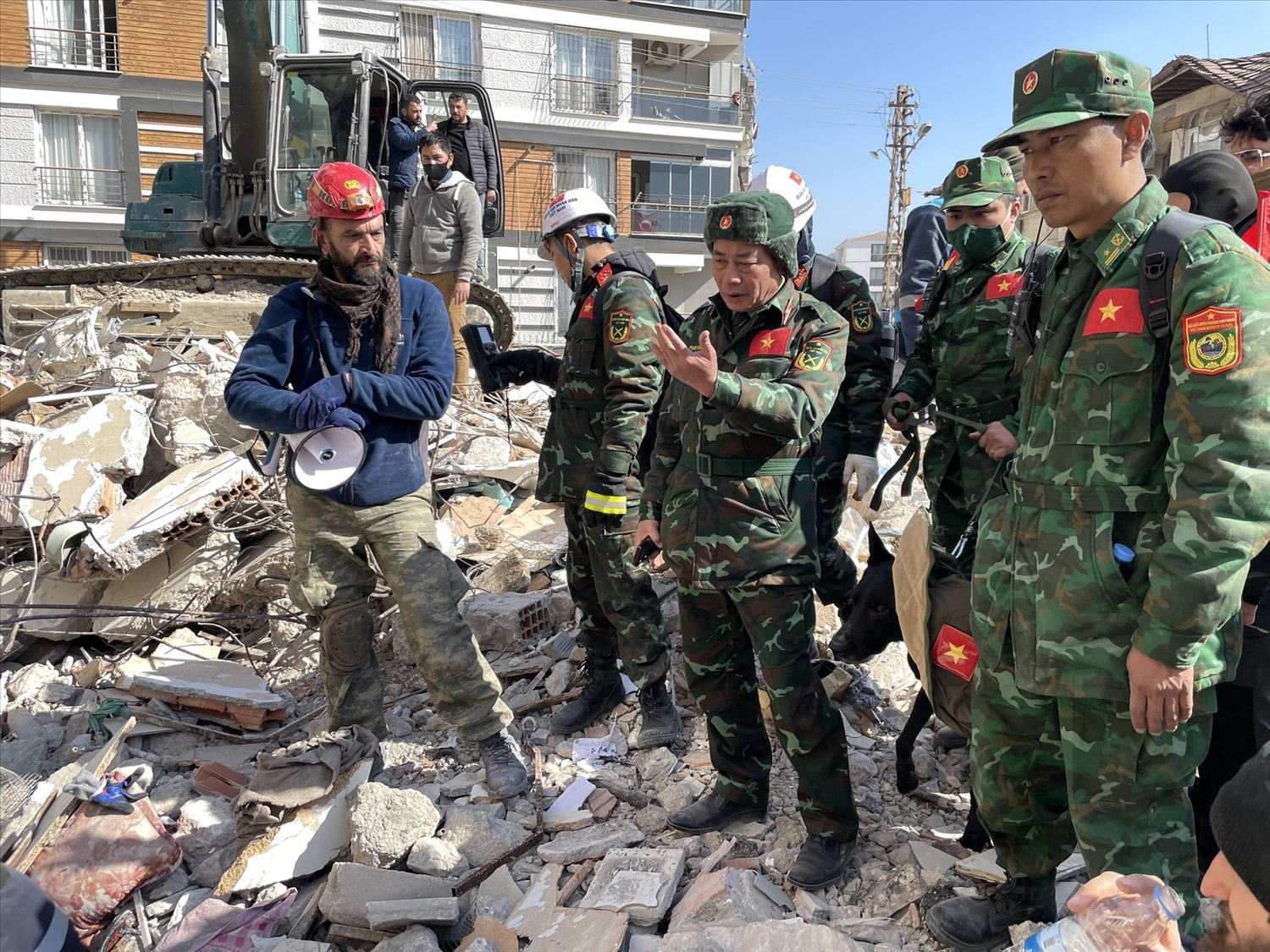 Đoàn công tác cứu hộ, cứu nạn của Quân đội nhân dân Việt Nam hỗ trợ tìm kiếm cứu nạn tại khu vực đường Rustem Tumer Pasa, Antakya, tỉnh Hatay, Thổ Nhĩ Kỳ. Ảnh: Báo Quân đội nhân dân Đoàn công tác cứu hộ, cứu nạn của Quân đội nhân dân Việt Nam hỗ trợ tìm kiếm cứu nạn tại khu vực đường Rustem Tumer Pasa, Antakya, tỉnh Hatay, Thổ Nhĩ Kỳ. Ảnh: Báo Quân đội nhân dân