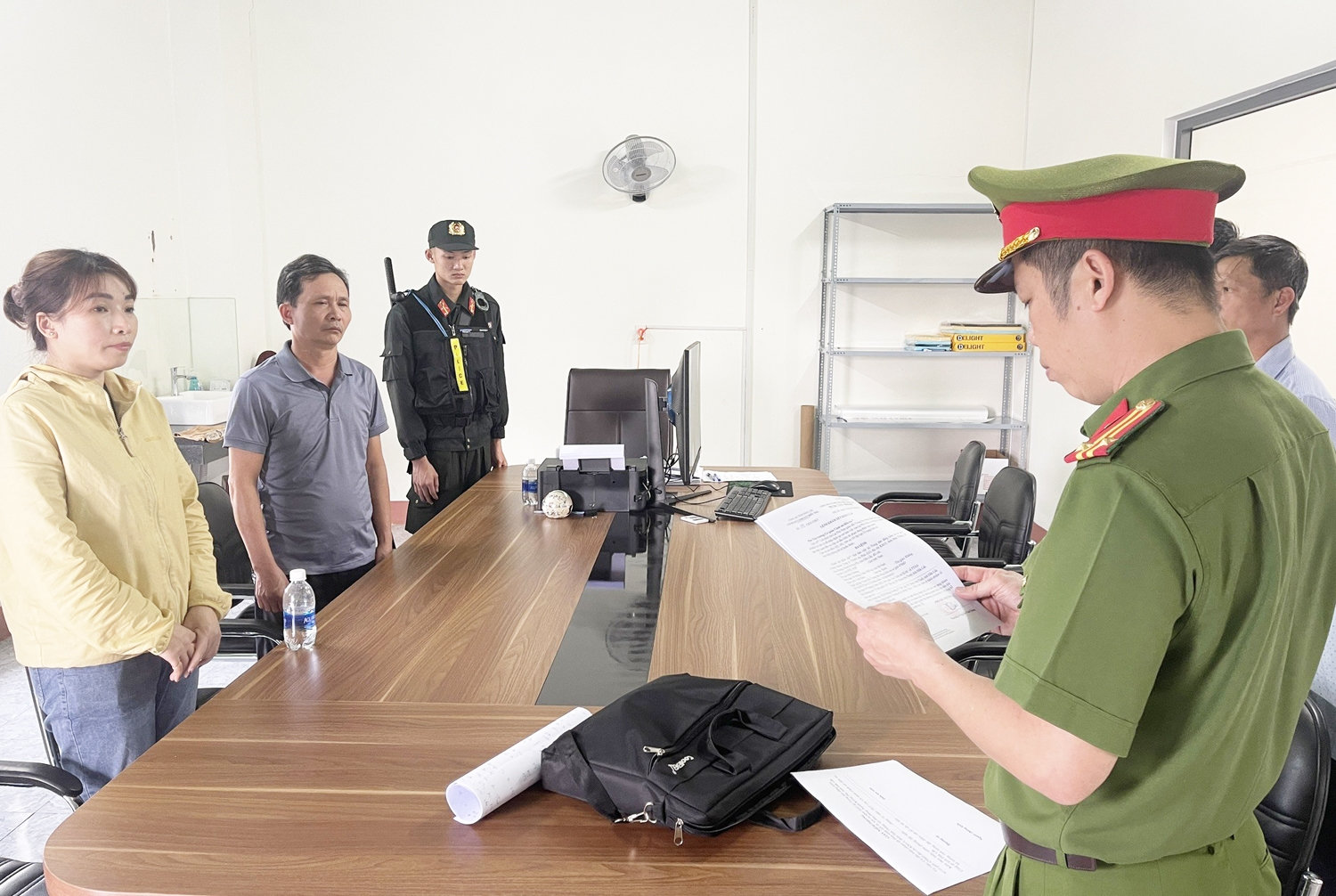 Lực lượng chức năng làm thi hành quyết định tạm giữ hình sự các đối tượng