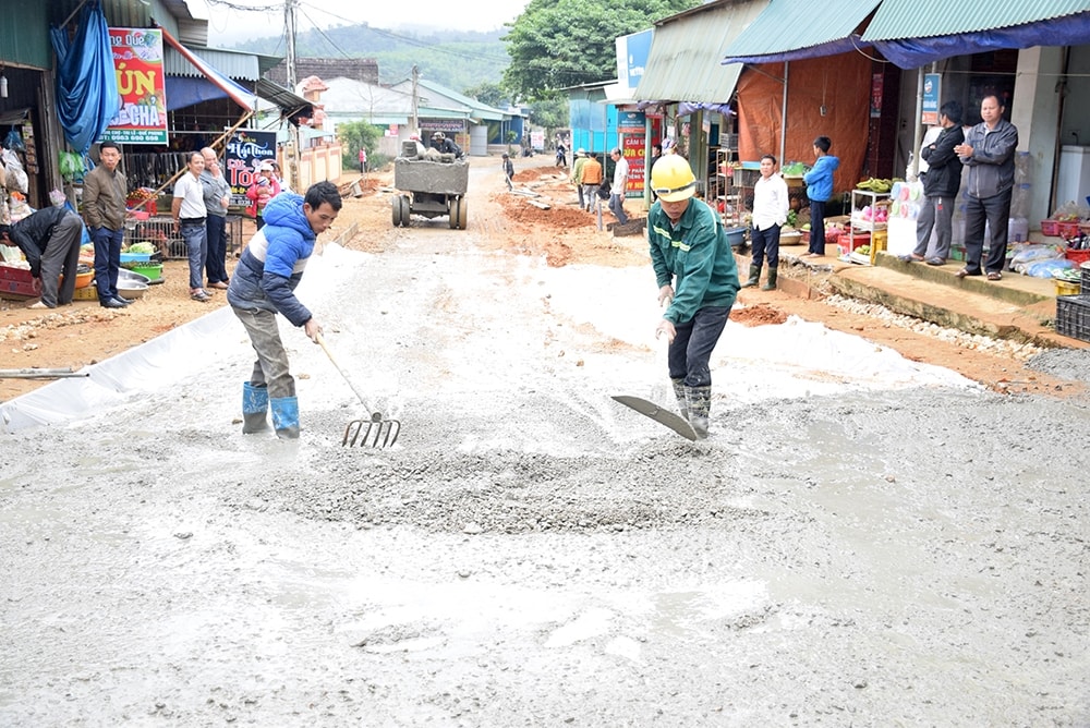 Nguồn vốn được phân bổ đầy đủ sẽ giúp cho việc thúc đẩy nhanh thực hiện các công trình, dự án - Trong ảnh: thi công đường giao thông ở xóm Chợ, xã Tri Lễ (Quế Phong)