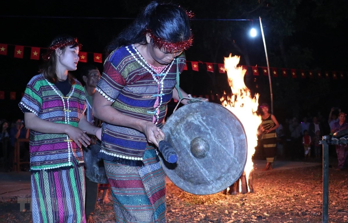 Màn biểu diễn cồng chiêng trong lễ hội mừng lúa mới của bà con dân tộc Xtiêng ở Thiên Cư, xã Thiện Hưng, huyện biên giới Bù Đốp (Bình Phước). (Ảnh: K GỬIH/TTXVN) Màn biểu diễn cồng chiêng trong lễ hội mừng lúa mới của bà con dân tộc Xtiêng ở Thiên Cư, xã Thiện Hưng, huyện biên giới Bù Đốp (Bình Phước). (Ảnh: K GỬIH/TTXVN)