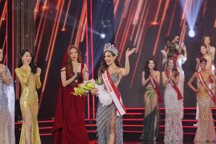 Khoảnh khắc Luma Russo đăng quang Miss Charm 2023