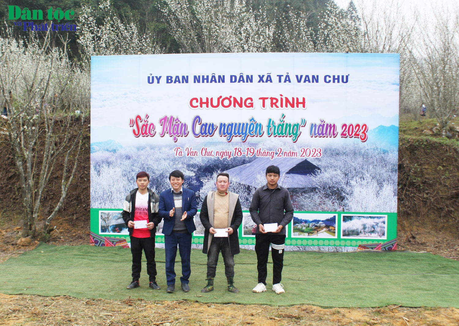Lãnh đạo xã trao thưởng cho những người chiến thắng trong các trò chơi Lãnh đạo xã trao thưởng cho những người chiến thắng trong các trò chơi