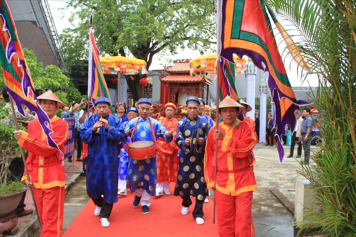  Nghi thức rước Bằng di sản văn hóa phi vật thể quốc gia Lễ hội Chùa Bà-Cảng thị Nước Mặn vào Chánh điện