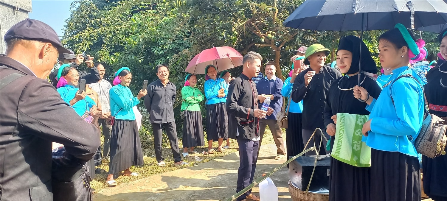 Đám cưới không chỉ niềm vui của cả hai bên mà của cả thôn, bản