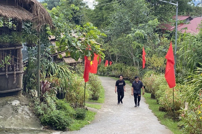 Đến Lao Chải, người ta ấn tượng là những con đường nông thôn mới sạch đẹp, chạy giữa những vườn hoa rừng thơ mộng. Đến Lao Chải, người ta ấn tượng là những con đường nông thôn mới sạch đẹp, chạy giữa những vườn hoa rừng thơ mộng.