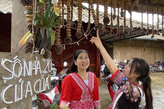 Những chiếc cổng nhà được trang trí, dụng cộng bằng những thứ quả rừng để khô rất độc đáo. Những chiếc cổng nhà được trang trí bằng những thứ quả rừng để khô rất độc đáo.