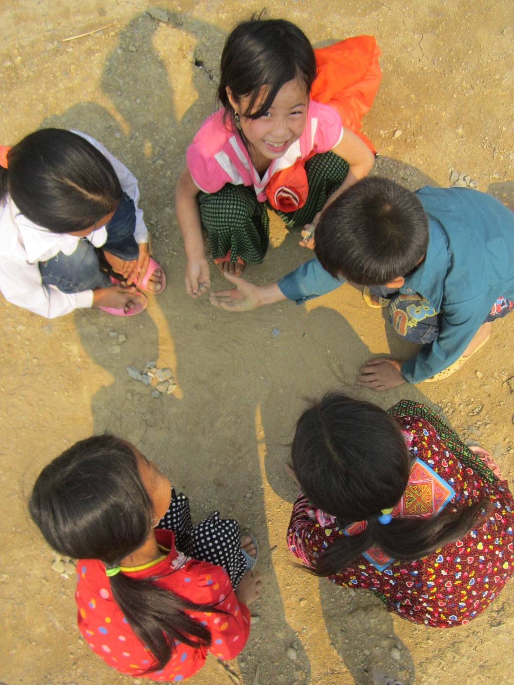 Những đứa trẻ người Mông chân trần chơi những trò chơi dân gian nơi “lưng trời” Lao Chải Những đứa trẻ người Mông chân trần chơi những trò chơi dân gian nơi “lưng trời” Lao Chải