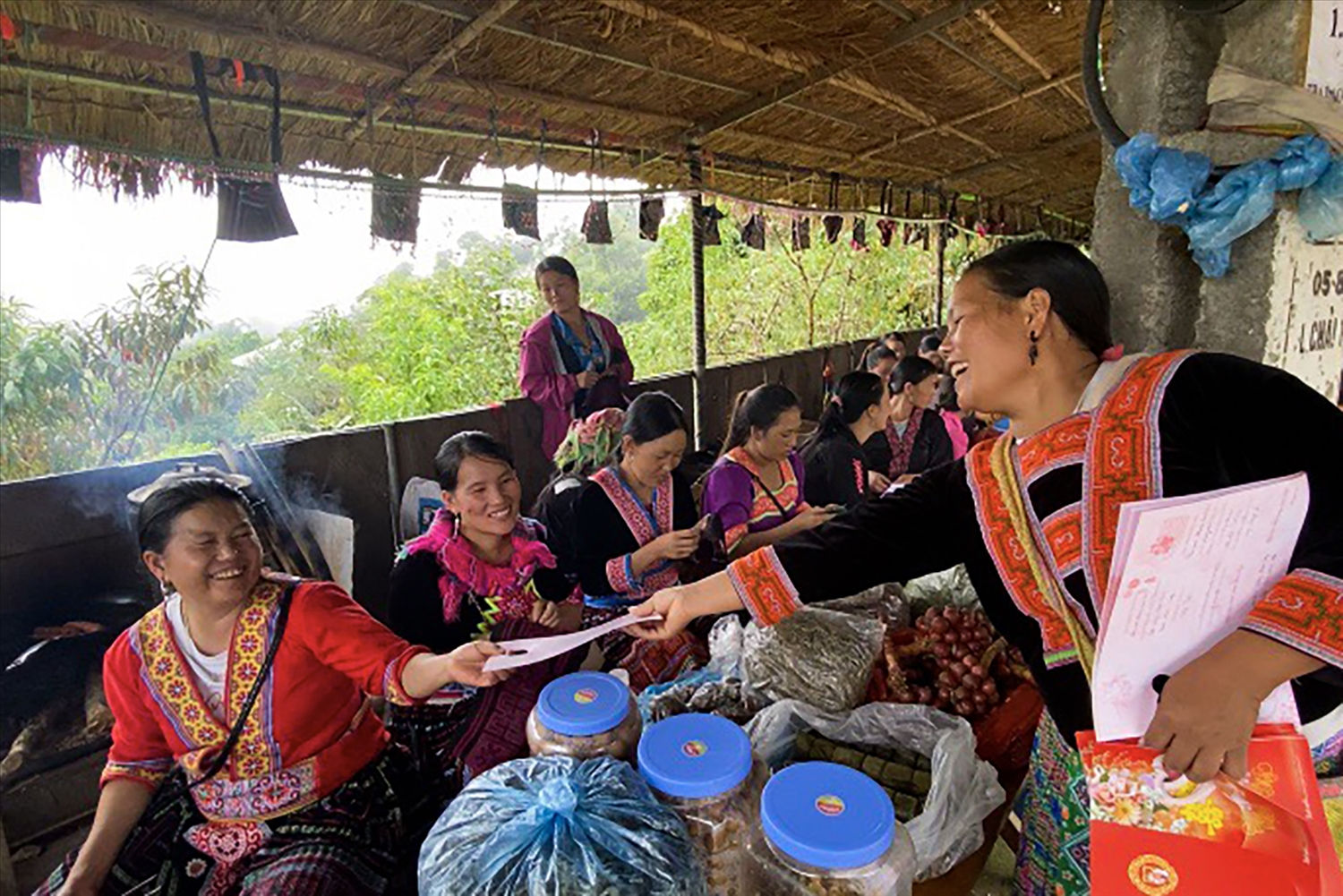 Đến Lao Chải, du khách được thưởng thức những món ăn độc đáo riêng có như: Mèn mén, thịt lợn gác bếp, canh đắng, gà đen nướng… Đến Lao Chải, du khách được thưởng thức những món ăn độc đáo riêng có như: Mèn mén, thịt lợn gác bếp, canh đắng, gà đen nướng…