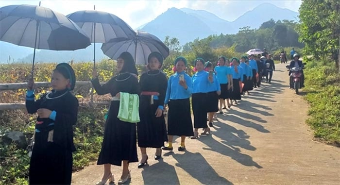 Đoàn rước dâu đến nhà trai