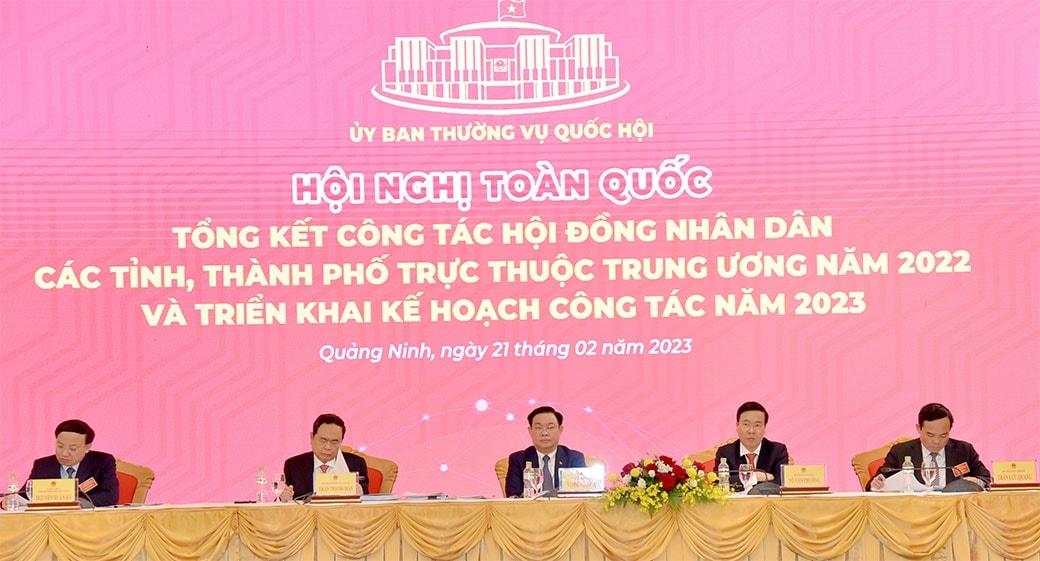 Chủ tịch Quốc hội Vương Đình Huệ, Thường trực Ban Bí thư Võ Văn Thưởng, Phó Chủ tịch Thường trực Quốc hội Trần Thanh Mẫn; Phó Thủ tướng Chính phủ Trần Lưu Quang, Bí thư Tỉnh ủy, Chủ tịch HĐND tỉnh Quảng Ninh Nguyễn Xuân Ký đồng chủ trì Hội nghị.